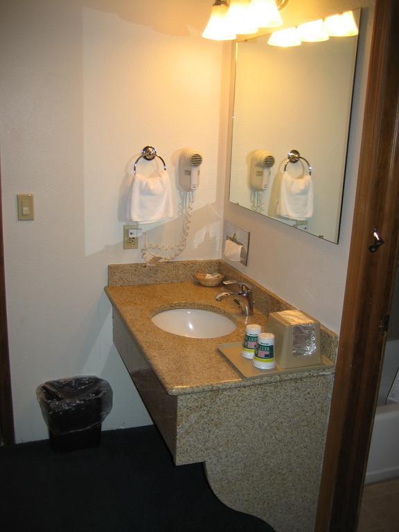 Americas Best Value Inn Burns Exterior foto